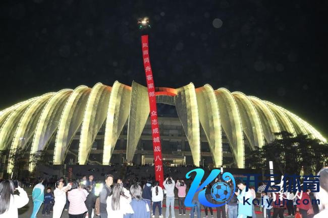 无东说念主机飞手上演空中版速率与情谊