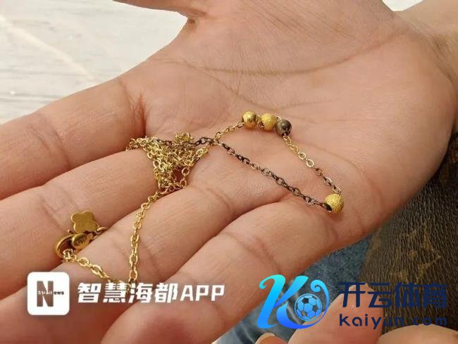 市民称在周大福买到假金项链