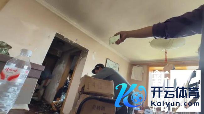 八旬老伯家中生气上千件快递堵门 消防破门后恐惧……
