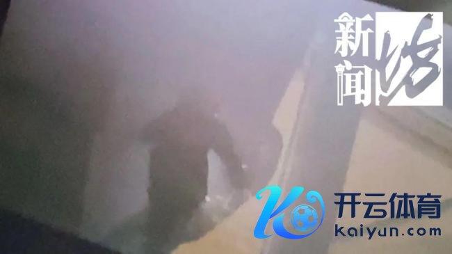 八旬老伯家中生气上千件快递堵门 消防破门后恐惧……