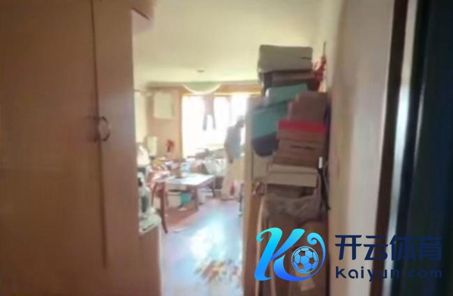 老汉妻囤大宗快递引失火 冲动网购埋隐患