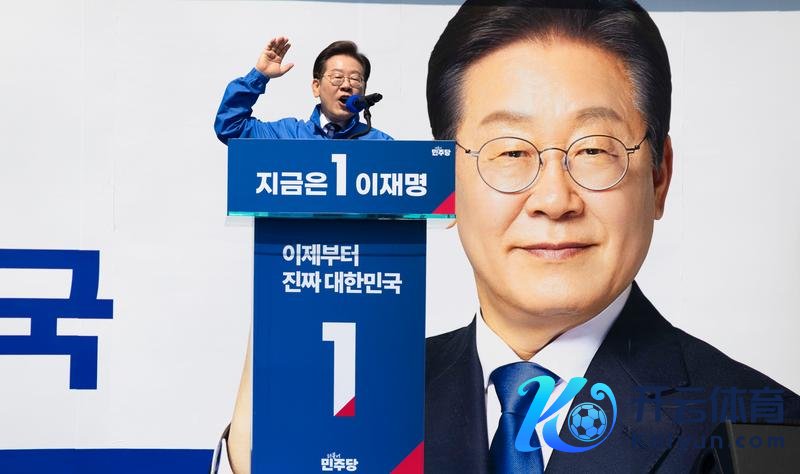 5月12日，李在明在韩国皆门首尔参加总统选举竞选动作。新华社